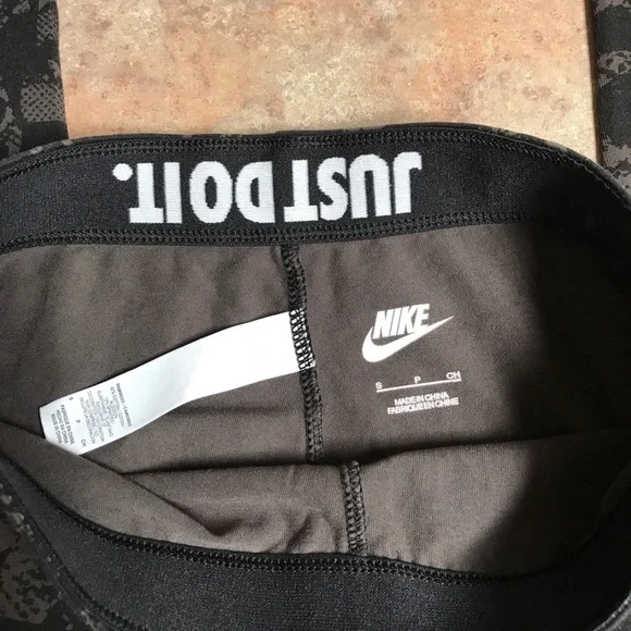 Nike LEG A SEE snake print leggings 841037-211 - Picture 14 of 15